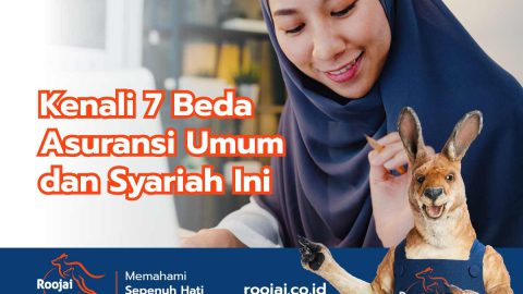 Perempuan berhijab mempelajari asuransi syariah