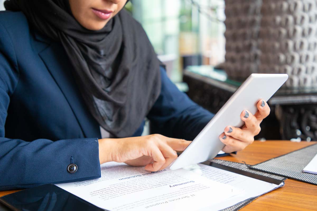 Perempuan berhijab mempelajari asuransi online