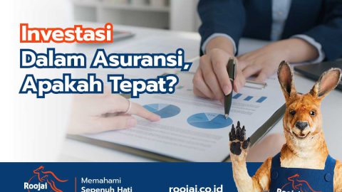 tangan agen asuransi menjelaskan investasi dalam asuransi