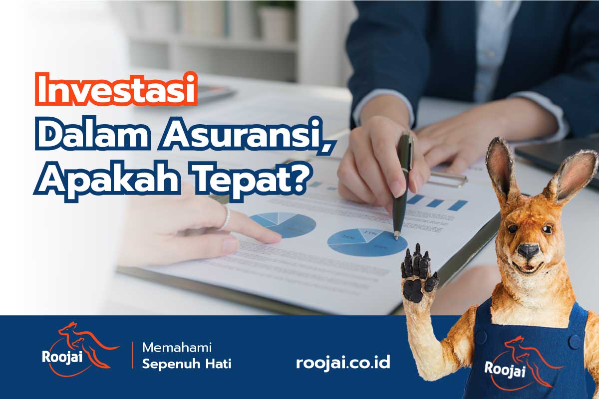 tangan agen asuransi menjelaskan investasi dalam asuransi