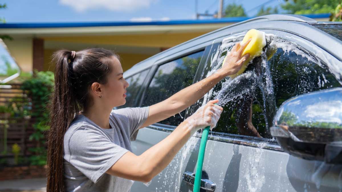 cara mencuci mobil yang benar | roojai.co.id