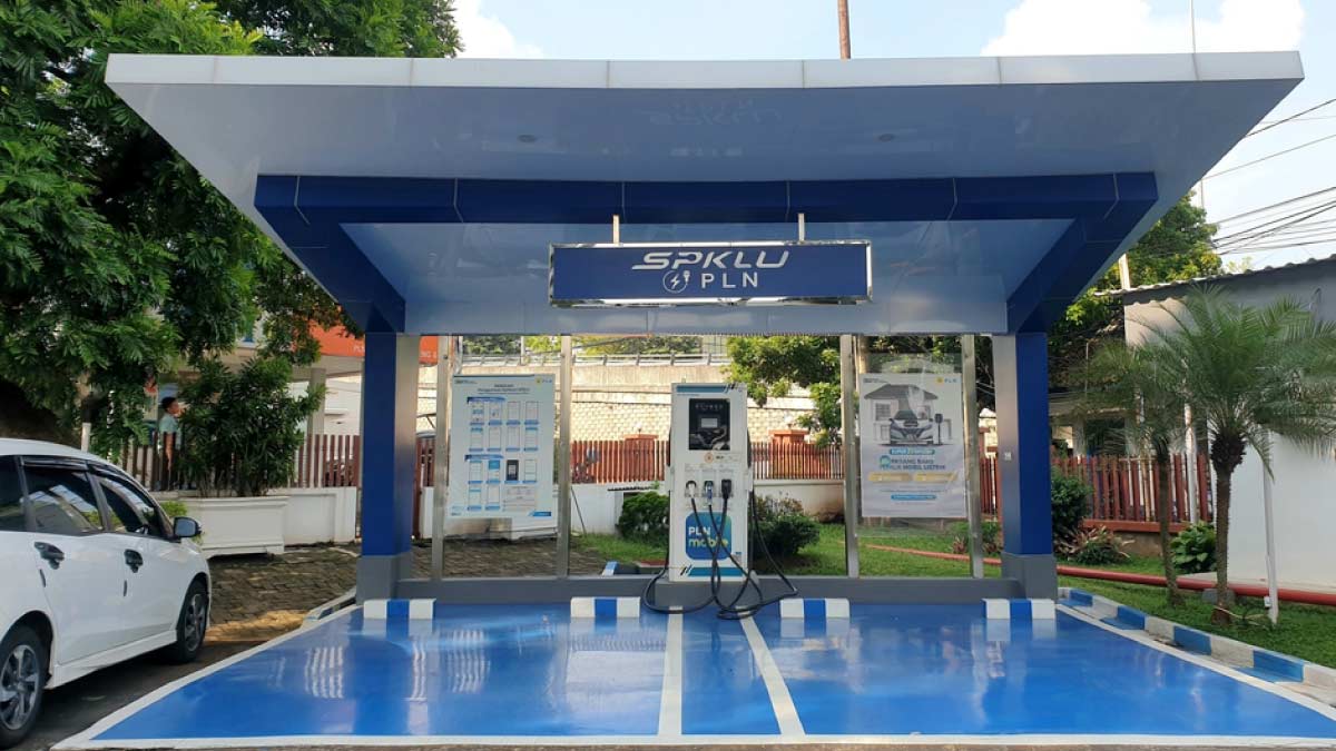Cara mengisi baterai mobil listrik | roojai.co.id